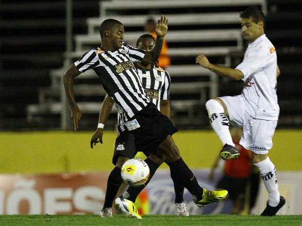 Volante precisou de pouco tempo para ganhar confiança de Muricy Foto: Ricardo Saibun / Santos FC / Divulgação