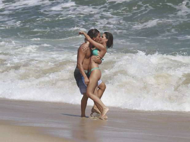 Atriz contracenando com Ivan Mendes na praia da Macumba, nesta sexta, no Rio de Janeiro Foto: Dilson Silva / AgNews