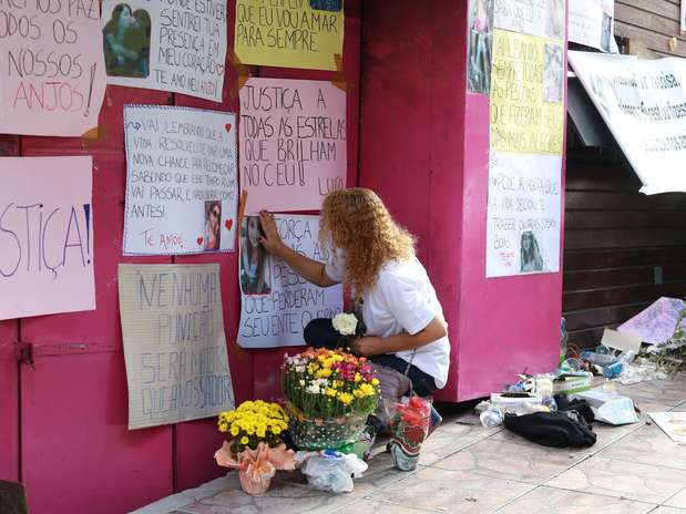 Familiares se emocionaram com as centenas de cartazes e flores espalhados em frente à boate Foto: Wesley Santos / Futura Press