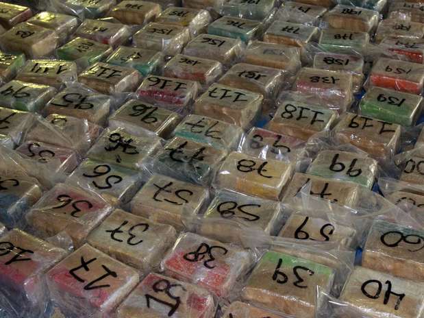 A cocaína estava dentro de um saco plástico hermeticamente fechado. Segundo a investigação, os criminosos pretendiam enviar a droga para Málaga, por meio da empresa Avatí S.A, como uma carga de tomates Foto: EFE