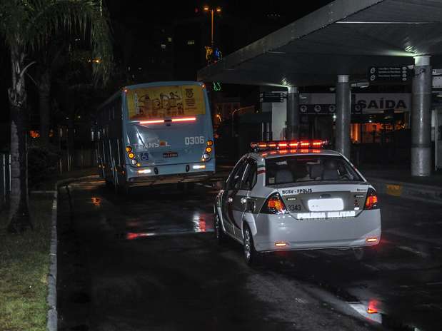 Ônibus com escolta da polícia são a estratégia para enfrentar ataques em Santa Catarina Foto: Eduardo Valente / Futura Press