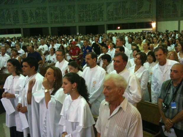 Milhares de pessoas se reuniram na igreja da Paróquia da Medianeira, neste sábado, em Santa Maria Foto: Daniel Favero / Terra