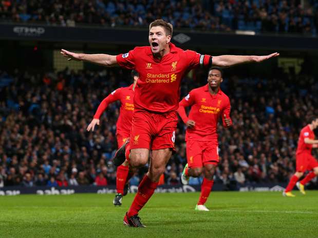 Gerrard fez um golaço para o Liverpool no empate com o Manchester City Foto:  / Getty Images