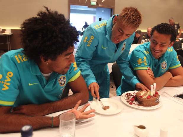 Neymar oferece apenas uma lasca do bolo para o zagueiro Dante, novato no grupo Foto: Mowa Press / Divulgação