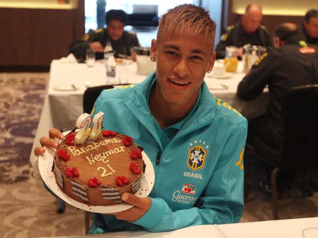 Neymar mostra bolo personalizado para comemoração dos seus 21 anos Foto: Mowa Press / Divulgação