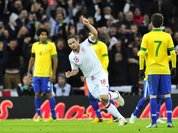 Na volta de Felipão, Brasil perdeu para a Inglaterra com gols de Rooney e Lampard (foto) Foto: AFP