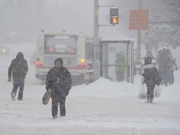 Moradores de Toronto, no Canadá, enfrentam forte nevasca na manhã desta sexta-feira Foto: AP