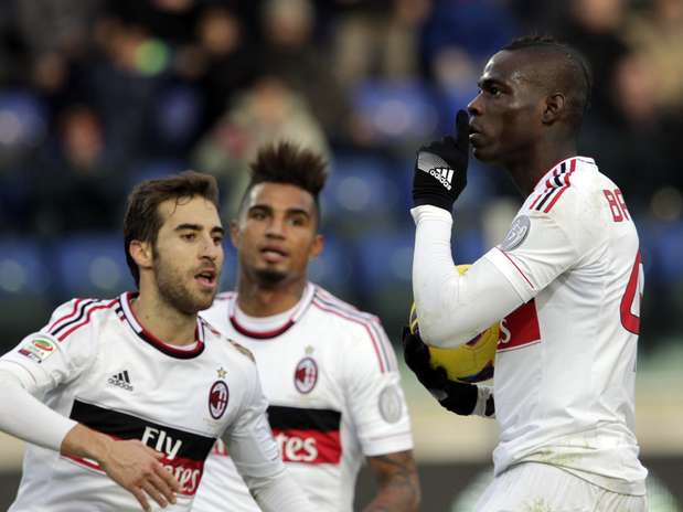 Balotelli pede silêncio à torcida do Cagliari depois de empatar pelo Milan Foto: AP