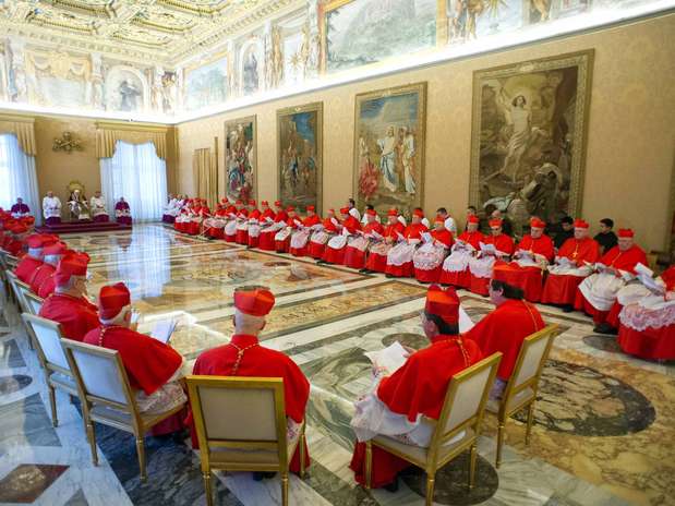 Foto divulgada pelo L'Osservatore Romano exibe Bento XVI (em seu trono à esquerda) durante encontro com cardeais na manhã desta segunda-feira Foto: AP