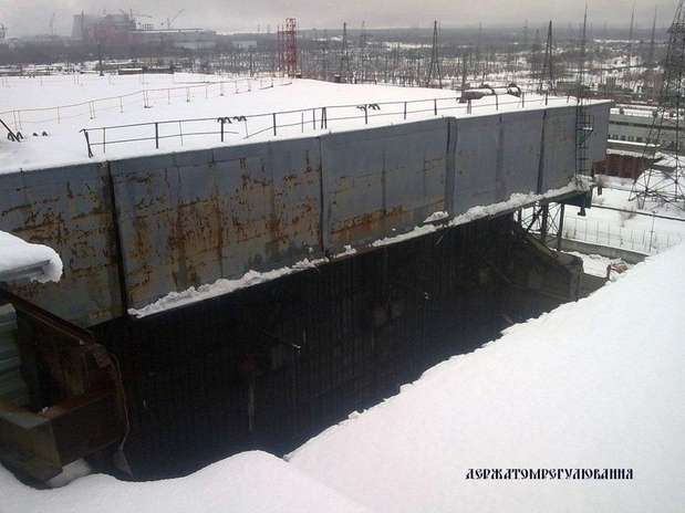 Parte da parede e do telhado de uma sala de turbina cedeu com o peso da neve Foto: AFP