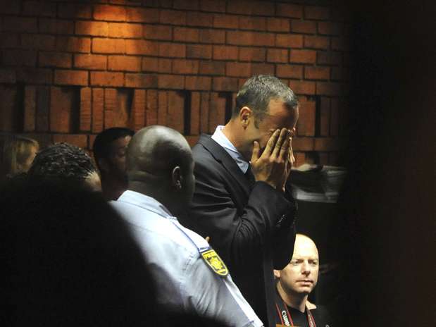 Oscar Pistorius chora após ser acusado de homicídio por matar sua namorada Foto: AP