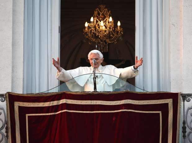 Bento XVI acena da sacada da residência de Castel Gandolfo em sua última aparição pública como Papa Foto: Reuters