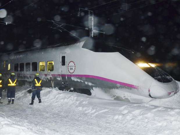 Locomotiva do trem de alta velocidade Komachi saiu dos trilhos na linha Akita Shinkansen Foto: Reuters