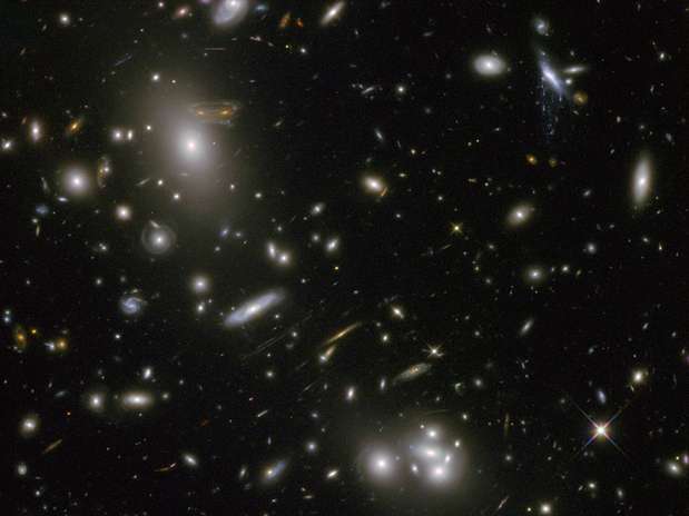 Telescópio registrou galáxia cuja forma aparente lembra um alien do clássico jogo Foto: NASA & ESA / Divulgação
