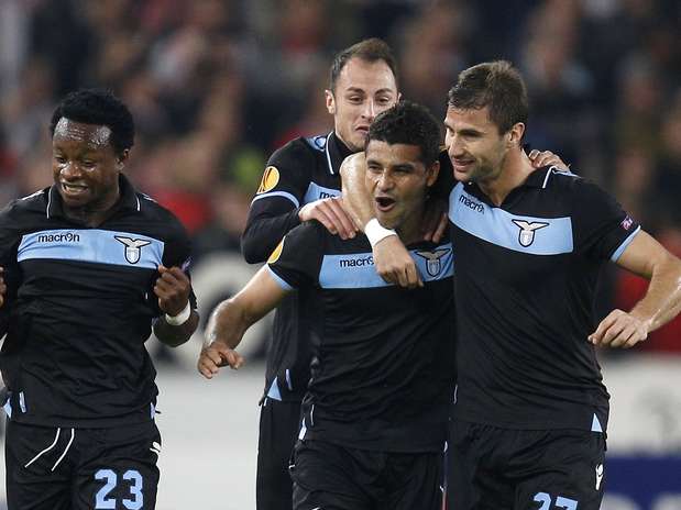 Jogadores da Lazio comemoram gol de Ederson na vitória sobre o Stuttgart Foto: Reuters