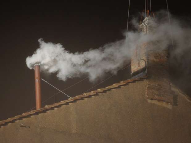 Imagem retirada de vídeo mostra a fumaça branca saindo da chaminé da Capela Sistina Foto: AP