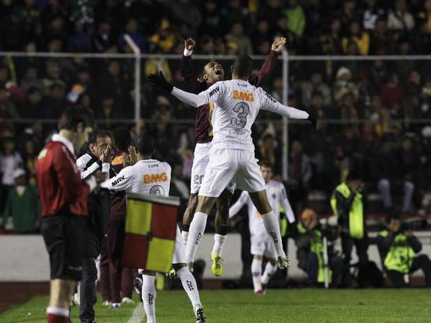 Richarlyson e Leonardo Silva comemoram gol de Diego Tardelli no primeiro tempo Foto: Reuters