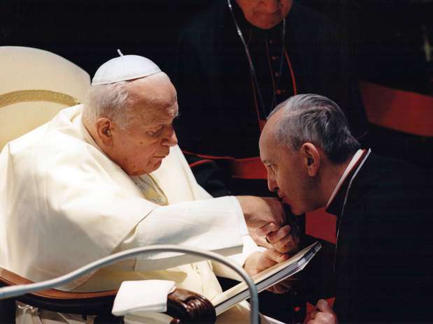 Bergoglio beija o anel de João Paulo II em imagem de arquivo cedida pelo jornalista Sergio Rubin Foto: AP