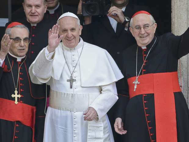 Ao lado de cardeais, Papa Francisco acena para fotógrafos durante visita à Basílica de Santa Maria Maggioreno início da manhã desta quinta-feira Foto: Reuters