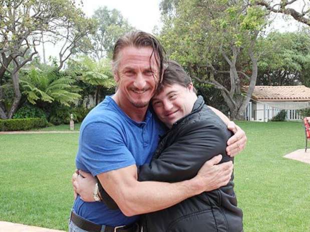 Ariel tira foto abraçado com Sean Penn Foto: Facebook / Reprodução