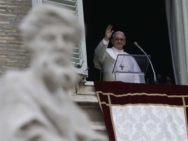 O papa Francisco saúda fiéis ao aparecer na janela de apartamento no Vaticano Foto: AP