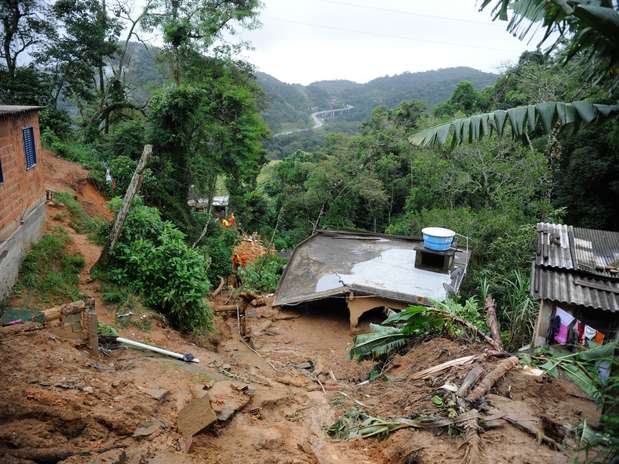 Deslizamento atingiu dezenas de residências em Petrópolis Foto: Tania Rego / Agência Brasil