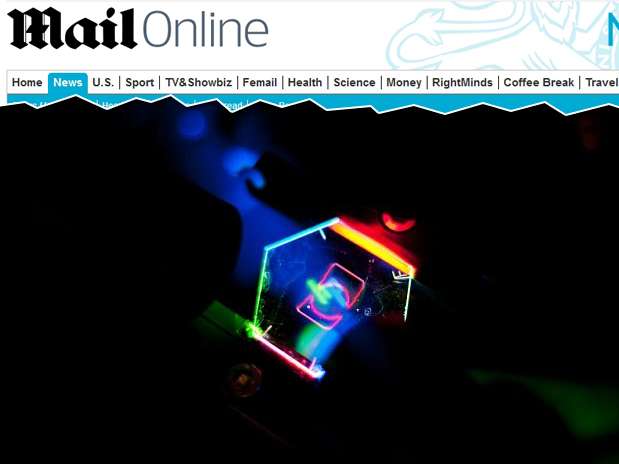 Logo da HP em 3D com cores RGS é exibido no novo display da fabricante americana Foto: Daily Mail / Reprodução