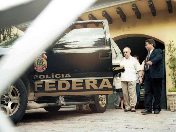 O ex-juiz Nicolau dos Santos Neto em foto de 2001, deixando sua casa para ir à prisão Foto: Mauro Magalhães / Futura Press