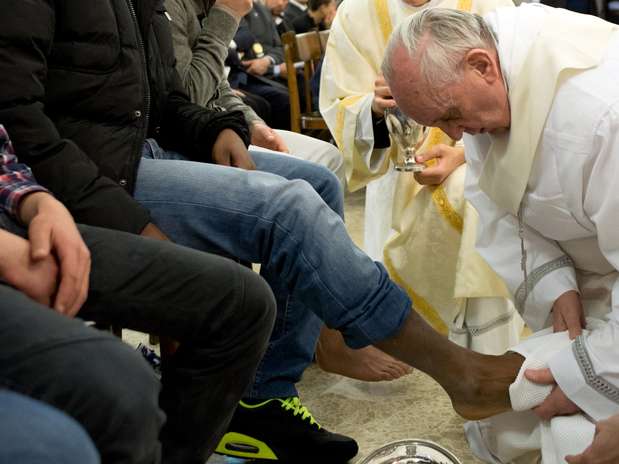 Foto divulgada pelo jornal L'Osservatore Romano mostra o papa Francisco lavando os pés de detentos da prisão Casal del Marmo, em Roma Foto: AP