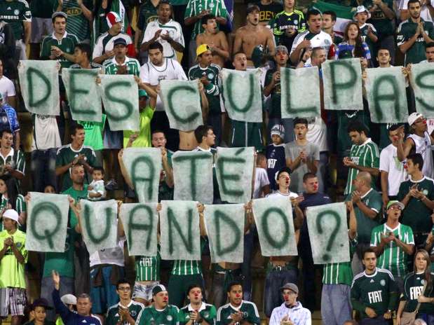 Em mais uma crise, o Palmeiras viu a torcida protestar nas arquibancadas do Pacaembu em partida contra o Linense Foto: Marcos Bezerra / Futura Press