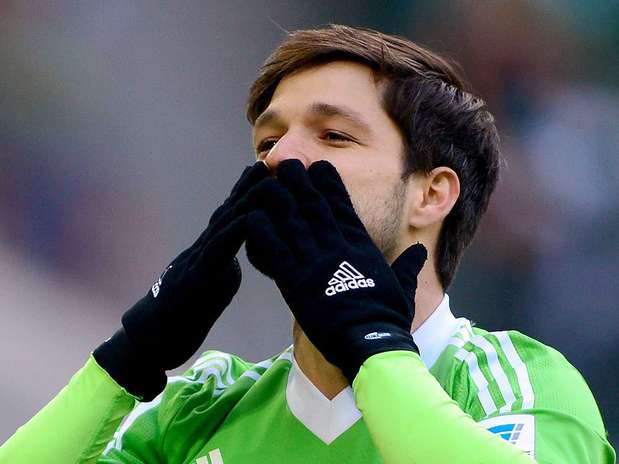 Diego manda beijos para público após marcar golaço pelo Wolfsburg Foto: EFE