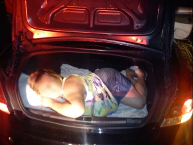 Segundo a polícia, motorista disse que sua mãe viajava no porta-malas para descansar da viagem Foto: Polícia Rodoviária Federal / Divulgação