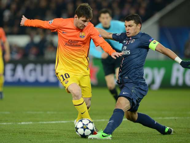 Messi só conseguiu jogar durante o primeiro tempo e fez duelo com brasileiro Thiago Silva Foto: AFP