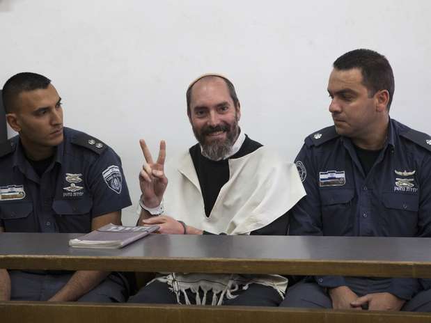 Jack Teitel faz o sinal da "vitória" antes do início de sessão de seu julgamento, em Jerusalém Foto: AFP