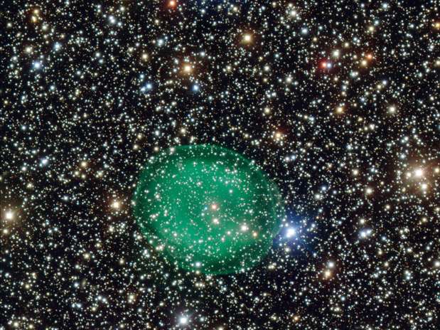 Imagem mostra a nebulosa planetária verde IC 1295, que rodeia uma tênue estrela moribunda. Esta nebulosa planetária situa-se a cerca de 3300 anos-luz de distância na constelação do Escudo Foto: ESO / Divulgação