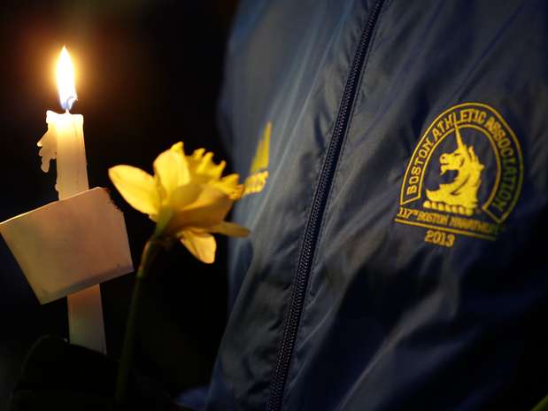 Lizzie Lee, 56 anos, de Washington, que estava participando de sua primeira Maratona de Boston, participa de vigília pelas vítimas das explosões