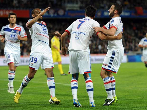 Gol no fim manteve Lyon a oito pontos do líder Paris Saint-Germain Foto: AFP