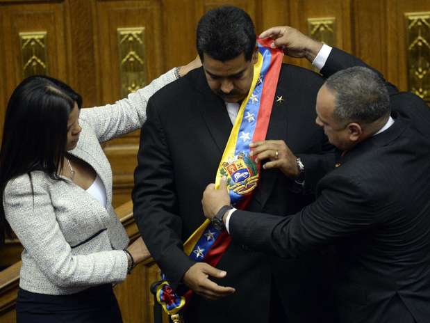 Maduro recebe faixa durante cerimônia de posse em Caracas Foto: AFP