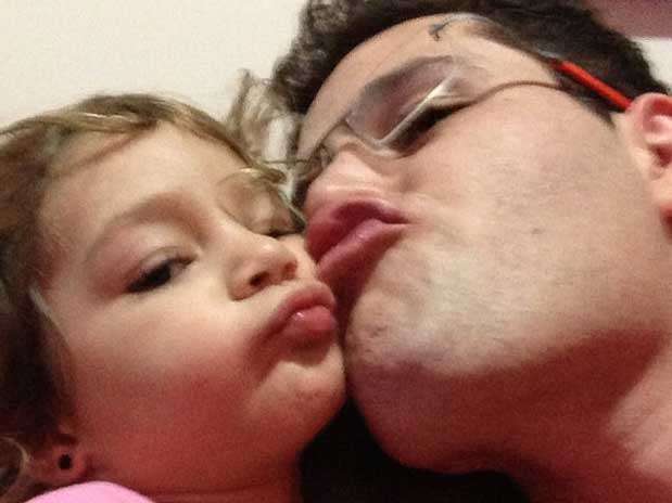 Filho de Leonardo posa com a filha, Maria Sophia; ele chegou a ficar um mês em coma após acidente Foto: Instagram / Reprodução