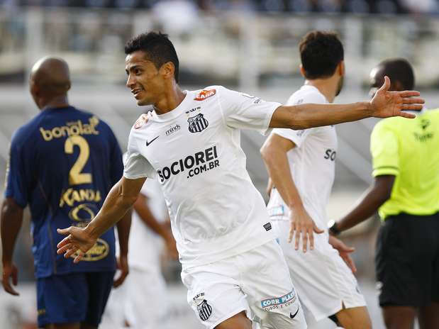 Santos abriu 2 a 0 no primeiro tempo, graças a gols de André e Cícero (foto) Foto: Ricardo Saibun / Gazeta Press