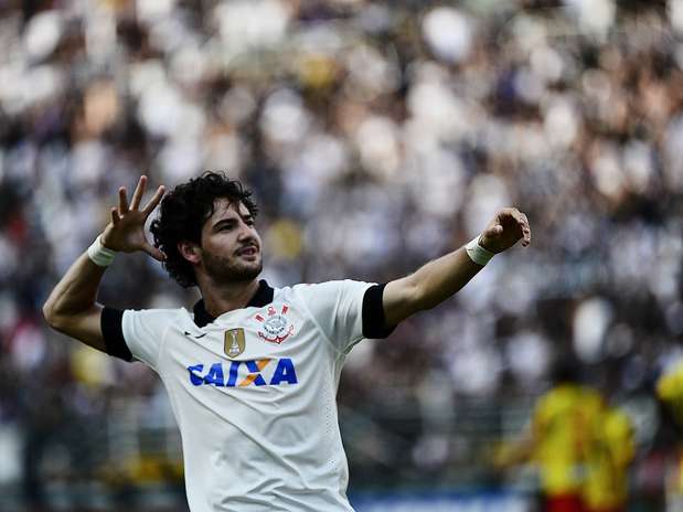 Alexandre Pato faz pose após fazer o segundo gol do Corinthians Foto: Fernando Borges / Terra