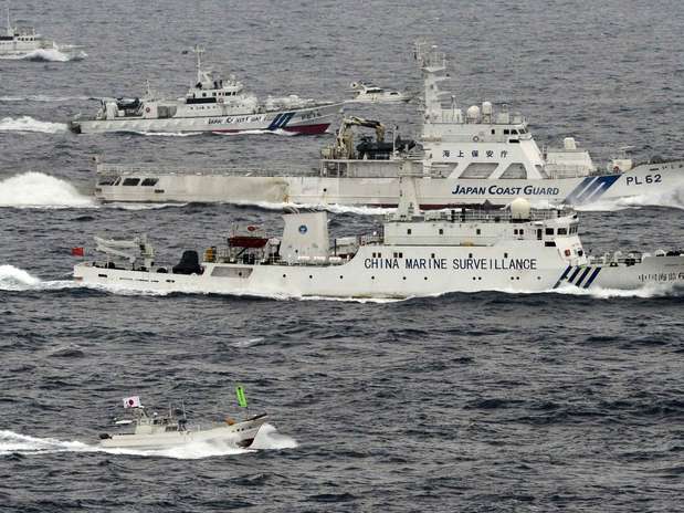 Imagem aérea mostra as embarcações japonesas e chinesas navegando lado a lado Foto: Reuters
