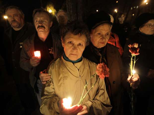 Na capital Kiev, autoridades e parentes das vítimas também fizeram uma cerimônia perante um memorial Foto: AP