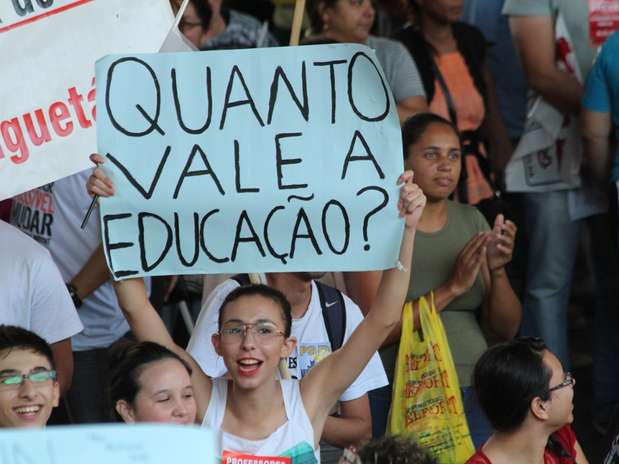 Os educadores da rede estadual de São Paulo estão em greve; entre as reivindicações da categoria está mais segurança nas escolas Foto: Vagner Magalhães / Terra