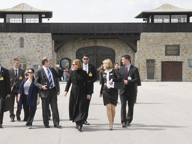 A ministra da Justiça israelense, Tzipi Livni (centro), chega para a cerimônia no novo museu Foto: AP