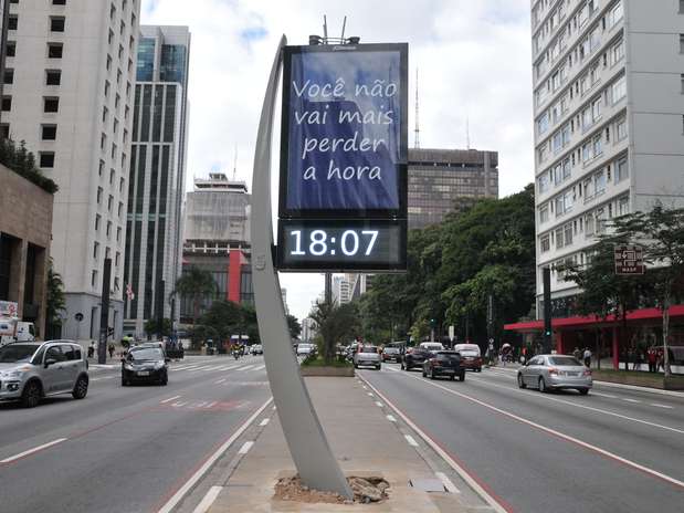 Em São Paulo, a avenida Paulista já recebe os novos relógios digitais  Foto: J. Duran Machfee / Futura Press