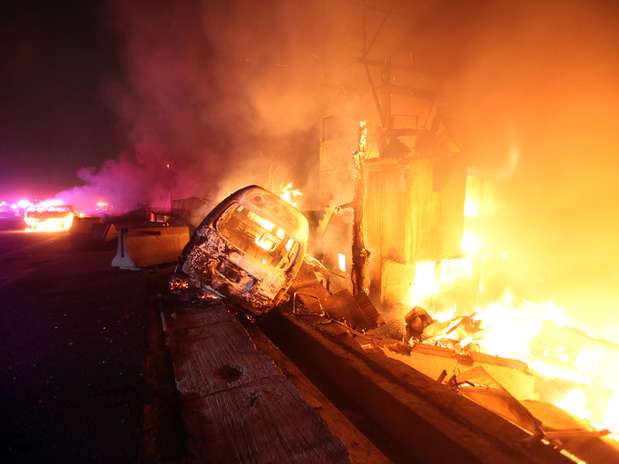 Carros foram consumidos pelo incêndio provocado pela explosão Foto: AFP