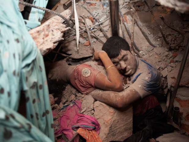 "Abraço Final", foto tirada pelo bengalês Taslima Akhter após o colapso de uma fábrica de roupas em Savar Foto: Taslima Akhter / Divulgação