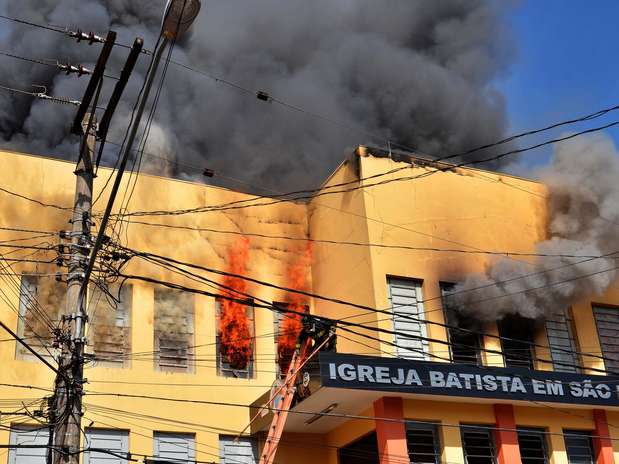 Segundo os bombeiros, o incêndio causou muita fumaça na igreja, localizada na rua Ernesto Manograsso Foto: Paulo Roberto / Futura Press