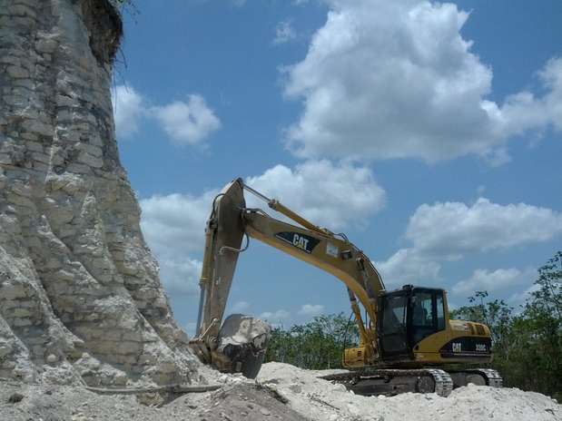 Uma escavadeira usada para retirar cascalho acabou atingindo o templo, que ficou praticamente destruído  Foto: AP